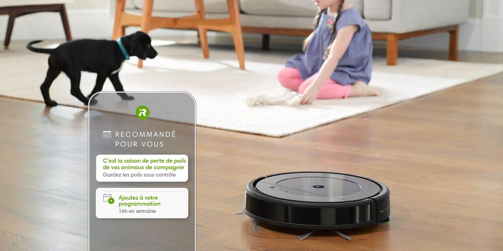 Un Roomba® avec une fille et un chien qui perd ses poils