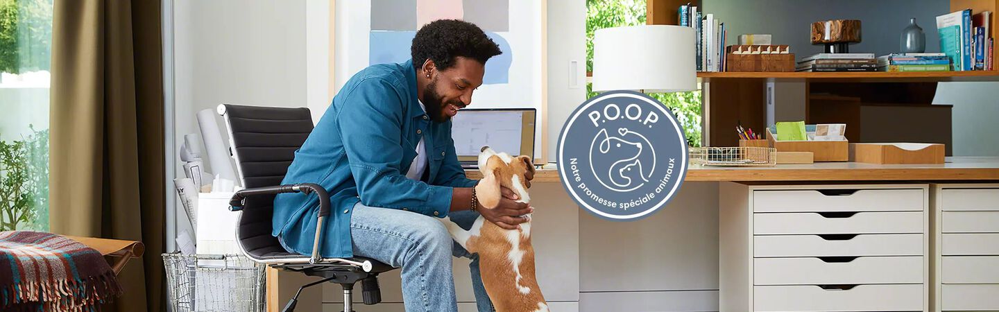 Homme avec un chien devant un ordinateur. Logo « Notre promesse spéciale animaux » (P.O.O.P.)