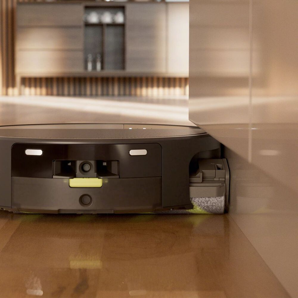 The Roomba&reg; Max 775 cleaning up along edges with its roller mop using PerfectEdge&trade; technology.