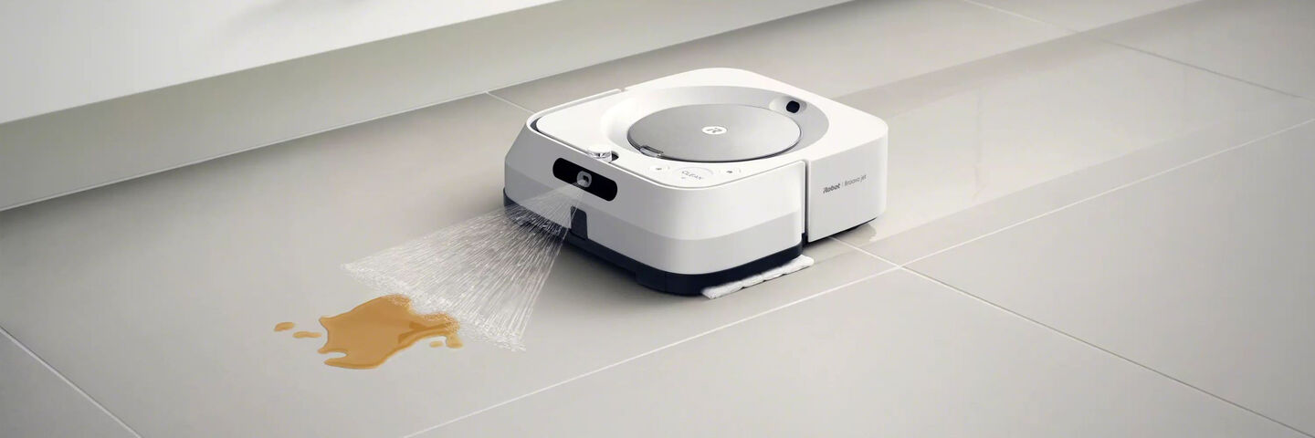 Un robot Braava m6 blanco limpiando líquido del suelo